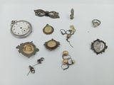 de nombreux types de bijoux exposés sur un fond blanc