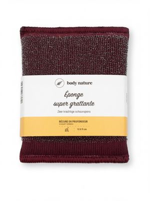 une paire de chaussettes bordeaux avec une étiquette blanche sur le devant