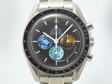 une montre exposée sur une surface blanche