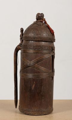 DAYAK, Bornéo. Boîte à médecine en bois sculpté et vannerie,…