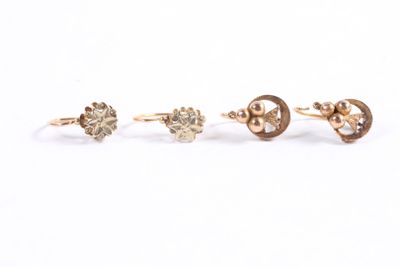 trois paires de boucles d'oreilles en or et diamants sur fond blanc