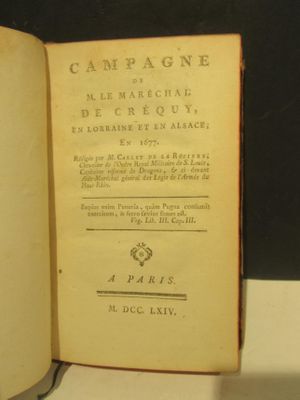 un livre ouvert posé sur une table