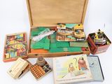 une boîte en bois remplie d'objets divers posée sur une surface blanche