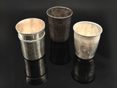 trois tasses posées les unes à côté des autres sur une surface noire