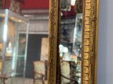 un miroir accroché au mur de la pièce