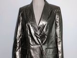 veste argentée brillante sur un mannequin, un mannequin, un mannequin, un mannequin, un mannequin, un mannequin, un mannequin, un mannequin, un mannequin