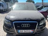 une Audi noire garée sur un parking à côté d'autres voitures