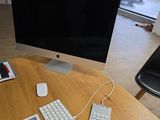 une image représentant un bureau avec un écran d'ordinateur et un clavier