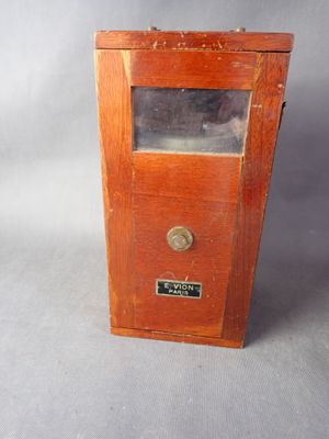 une vieille boîte en bois avec une porte vitrée sur fond blanc