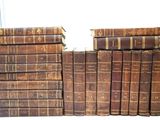 un grand nombre de vieux livres empilés les uns sur les autres