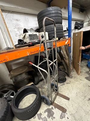 un homme qui se tient debout à côté d'un tas de pneus