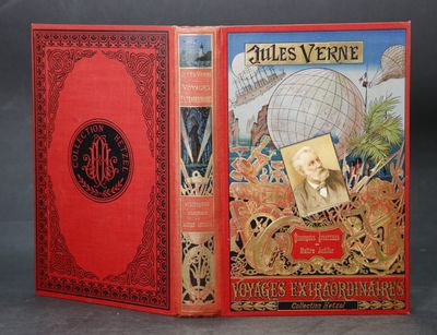 un vieux livre avec l'image d'un homme sur la couverture rouge