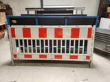 une barrière rouge et blanche qui se trouve dans un entrepôt