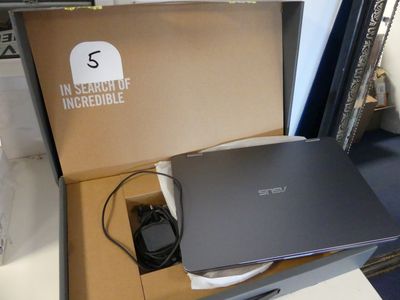 une boîte avec un ordinateur portable à l'intérieur sur une table