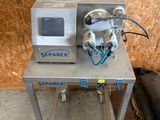 une machine posée sur une table devant un mur