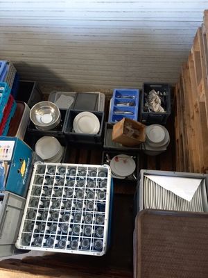 beaucoup de cartons et de bacs posés par terre