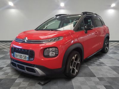 la citrole rouge est garee sur un sol en damier