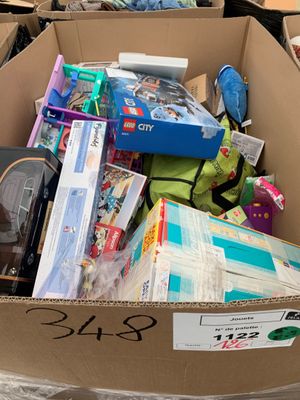 une boîte en carton remplie de fournitures scolaires et d'articles divers