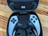 une manette de jeu vidéo noire et blanche dans un étui noir