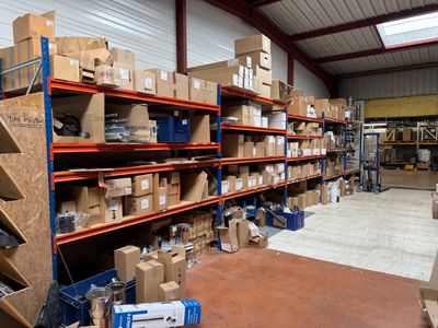 un grand entrepôt rempli de boîtes et de cartons
