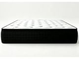 gros plan d'un matelas sur une surface blanche