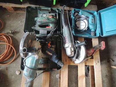 de nombreux outils qui traînent sur une palette dans le garage