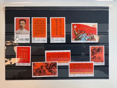 une photo montrant une collection de timbres accrochée au mur