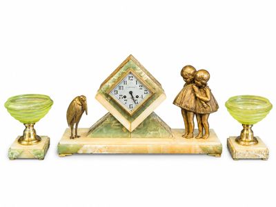 une photo représentant une statue d'un garçon et une horloge