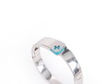 une bague en or blanc sertie d'une turquoise au centre