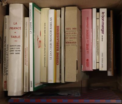 plusieurs livres qui se trouvent ensemble dans une boîte
