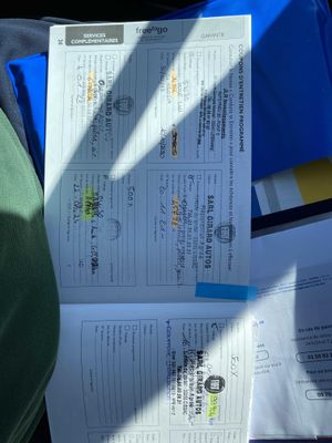 un grand nombre de documents posés sur une table