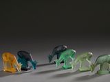cinq éléphants en verre de couleurs différentes alignés les uns à côté des autres
