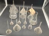 de nombreuses cuillères en plastique et cuillères doseuses dans une vitrine en verre