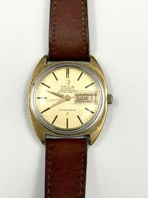 une image d'un gros plan d'une montre-bracelet sur une surface blanche