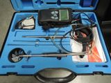 une mallette bleue contenant des outils, posée sur une table