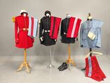 trois mannequins vêtus d'uniformes militaires sont alignés contre un mur gris