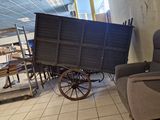 un canapé et un fauteuil dans une pièce où se trouve un chariot posé à même le sol