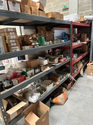 de nombreux cartons et boîtes sur les étagères de l'entrepôt