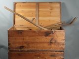 une petite boîte en bois contenant une paire de skis