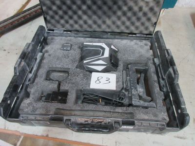 une mallette noire contenant un pistolet et d'autres objets