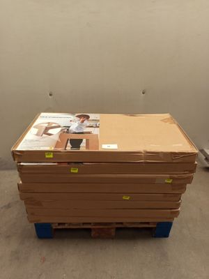 une pile de boîtes sur une palette dans un entrepôt