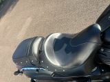 une moto noire garée sur le bord de la route