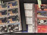 beaucoup de CD rangés dans un classeur posé sur la table