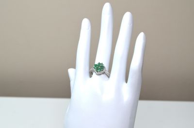 Une bague en argent sertie de 1,30 ct env d'émeraudes facett…