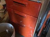une pile de cartons posée sur une commode dans une pièce