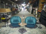 deux chaises bleues et une table au milieu d'une pièce