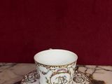 une tasse et une soucoupe posées sur une table en marbre