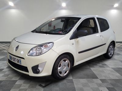 la photo d'une petite voiture blanche garée dans un garage