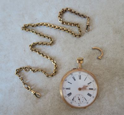 une montre à gousset en or avec une chaîne autour d'elle