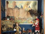 une photo montrant un assortiment de jouets dans une vitrine-cadre